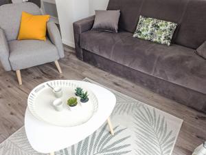 ein Wohnzimmer mit Sofa und Tisch in der Unterkunft Apartment Cap Océan-11 by Interhome in Capbreton + 56 Fotos