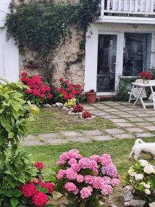 A garden outside La buganvilla en Udias alojamiento