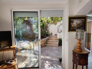Μια τηλεόραση ή/και κέντρο ψυχαγωγίας στο Les Rosières Sainte Maxime-Golf de Saint Tropez, climatisée