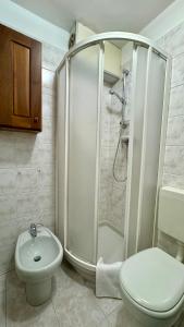 塞斯特雷Hostdomus- Terrace Apartment的带淋浴、马桶和水槽的浴室 更多7张照片