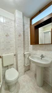 塞斯特雷Hostdomus- Terrace Apartment的带马桶和水槽的浴室