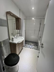 a bathroom with a black toilet and a sink at Ferienwohnung - Monteurwohnung Büren in Büren +9 photos