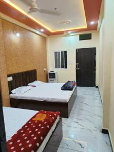 Ένα ή περισσότερα κρεβάτια σε δωμάτιο στο Kumkum guest house