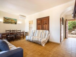 O zonă de relaxare la Holiday Home Villa G by Interhome