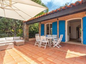 Un patio sau altă zonă în aer liber la Holiday Home Villa G by Interhome