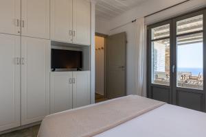 Televízia a/alebo spoločenská miestnosť v ubytovaní Avra House Kythnos