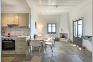 Kuchyňa alebo kuchynka v ubytovaní Avra House Kythnos