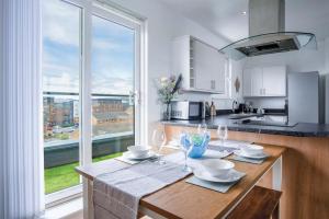 Kuchyň nebo kuchyňský kout v ubytování Skyline Duplex Penthouse - 3 Bedroom - Llanelli