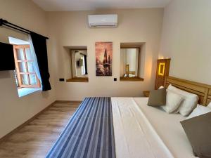 Кровать или кровати в номере Bodrum Konağı
