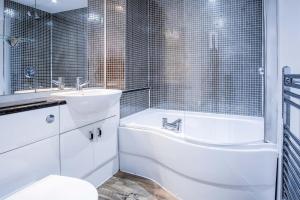 Koupelna v ubytování Skyline Duplex Penthouse - 3 Bedroom - Llanelli + 46 fotografií