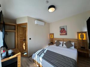 Кровать или кровати в номере Bodrum Konağı