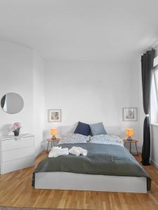 Un dormitorio blanco con una cama con dos toallas encima. en Stockerau Comfort Studio 1BR for 2, en Stockerau