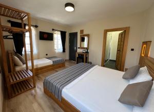 Кровать или кровати в номере Bodrum Konağı