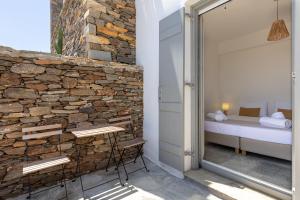 Posteľ alebo postele v izbe v ubytovaní Avra House Kythnos