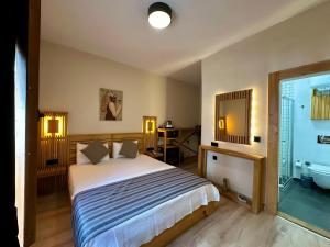 Кровать или кровати в номере Bodrum Konağı