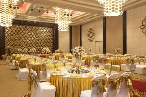 Um restaurante ou outro lugar para comer em Sedona Hotel Yangon