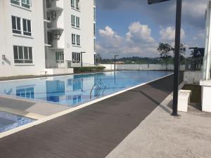 Kolam renang di atau dekat dengan Kyu Residence lMÜSLIM HOMESTAYl at Bangi Gateway Service Apartment Wifi Netflix Air-Con in Every Room