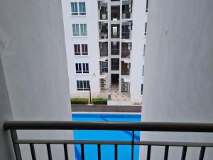 Kolam renang di atau dekat dengan Kyu Residence lMÜSLIM HOMESTAYl at Bangi Gateway Service Apartment Wifi Netflix Air-Con in Every Room