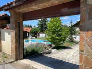 ein Steingebäude mit einem Pool im Hof in der Unterkunft Lea Hause with swimming pool,Jacuzzi in Vitosha montain and free parking in Sofia