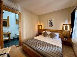 Кровать или кровати в номере Bodrum Konağı