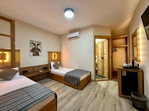 Кровать или кровати в номере Bodrum Konağı