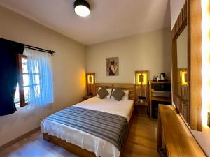 Кровать или кровати в номере Bodrum Konağı