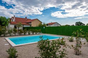 a swimming pool in the backyard of a house at Holiday home Olive Hill in Brig