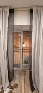 una stanza con due tende e una grande finestra di Blumon guest House a Napoli