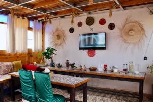 TV a/nebo společenská místnost v ubytování Natural Surf House