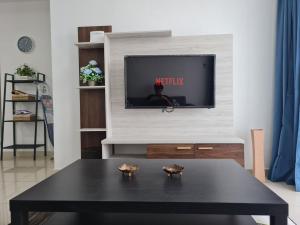 Televisyen dan/atau pusat hiburan di Kyu Residence lMÜSLIM HOMESTAYl at Bangi Gateway Service Apartment Wifi Netflix Air-Con in Every Room