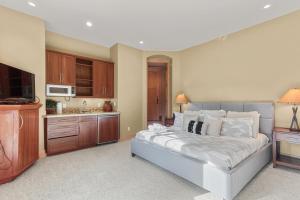 a large bedroom with a bed and a kitchen at Kokomo Lodge in Copper Mountain