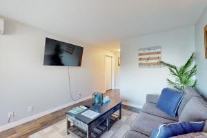 TV a/nebo společenská místnost v ubytování Tides Out Loft