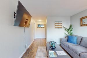 TV a/nebo společenská místnost v ubytování Tides Out Loft