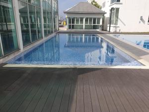 Kolam renang di atau dekat dengan Kyu Residence lMÜSLIM HOMESTAYl at Bangi Gateway Service Apartment Wifi Netflix Air-Con in Every Room +7 gambar