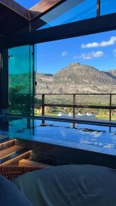 een zwembad met uitzicht op een berg bij Casa 422 - Loft Bromélia in Santana do Riacho