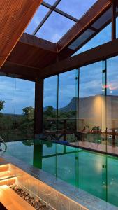 een huis met een zwembad met uitzicht bij Casa 422 - Loft Bromélia in Santana do Riacho