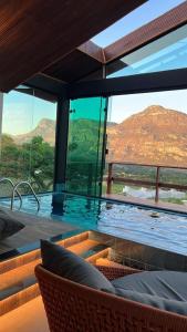 een zwembad met uitzicht op sommige bergen bij Casa 422 - Loft Bromélia in Santana do Riacho