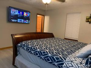 a bedroom with a bed and a tv on the wall at Cheerful 2-bedroom 2 bath entire home West Rome in Rome