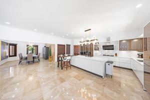 Η κουζίνα ή μικρή κουζίνα στο Bocobay Sol Palmera Villa