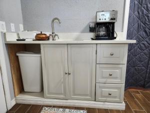 a kitchen counter with a sink and a coffee maker at la casa del bosque in Bradenton