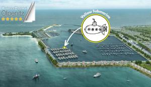 奥尔本尼兹Wasserhaus Yellow submarine的海港的空中景色,水中有一条船