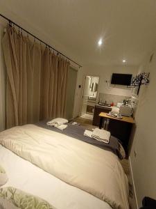 une chambre avec un lit et un bureau avec un ordinateur dans l'établissement Monoambiente, à San Carlos de Bariloche