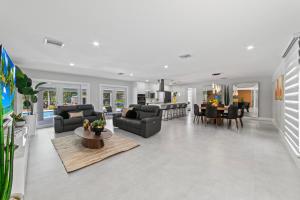 Χώρος καθιστικού στο Exclusive Retreat Poolside Oasis and Entertainment L49