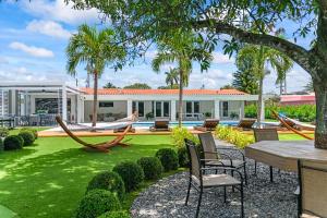 Κήπος έξω από το Exclusive Retreat Poolside Oasis and Entertainment L49