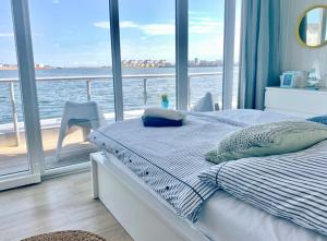 奥尔本尼兹Wasserhaus Yellow submarine的一间带床的卧室，可欣赏海景