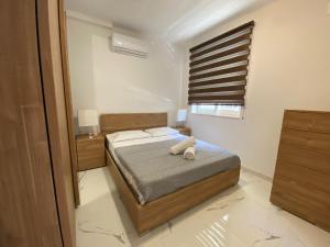 ein Schlafzimmer mit einem Bett, auf dem ein Stofftier liegt in der Unterkunft R1 Cosy Double Room in Msida Flat in Msida