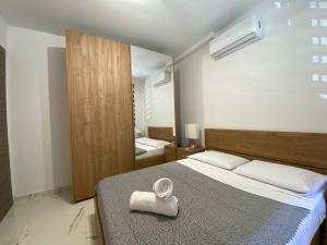 ein Schlafzimmer mit einem Bett und einem Handtuch darauf in der Unterkunft R1 Cosy Double Room in Msida Flat in Msida