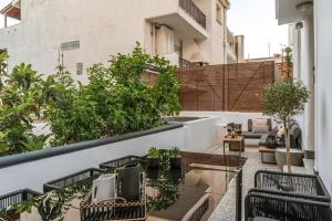 an apartment patio with plants and a balcony at Perth Luxury Living, Athens in Athens