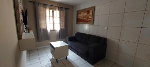 a living room with a couch and a table at Casa temporada Araçoiaba in Araçoiaba