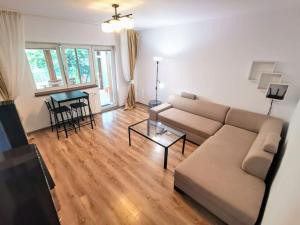 Χώρος καθιστικού στο Garden villa 5 min to north attractions